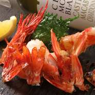 甘味の強い天然物の海老を、シンプルな塩とレモンでお召し上がりください。