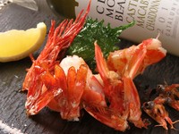 甘味の強い天然物の海老を、シンプルな塩とレモンでお召し上がりください。