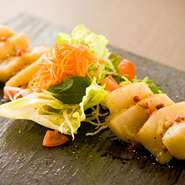 お刺身でも食べられる新鮮で大きなホタテを、白ワインとバターのソースで仕上げました。