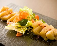 お刺身でも食べられる新鮮で大きなホタテを、白ワインとバターのソースで仕上げました。