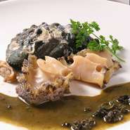 新鮮な活きアワビの肝を使った特製ソースでどうぞ！コリコリの食感をお楽しみください。