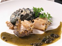 新鮮な活きアワビの肝を使った特製ソースでどうぞ！コリコリの食感をお楽しみください。