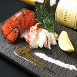 プリプリの食感と甘味が特徴のオマール海老をバター風味の白ワインソースでどうぞ！
※お出しするのは食べやすいテール部分のみとなります。