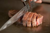 最高峰の霜降りを誇るA5等級特選神戸サーロインステーキと神戸でも珍しいA5等級神戸牛熟成肉のステーキを堪能できる特別な内容です。