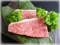 「牛の大トロ」と呼ばれる一頭から僅かしかとれない希少部位（主にイチボやヒウチを使用）ポタージュ、サラダ、焼野菜、ライスorパン、コーヒーor紅茶付きお肉が160gの増量コースは12320円！