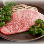 言わずと知れた牛肉の最高級部位。圧巻の霜降りはA5等級の証し。
黒毛和牛サーロインステーキ、ポタージュ、サラダ、焼野菜、ライスorパン、コーヒーoｒ紅茶付きお肉が160ｇの増量コースは9680円！