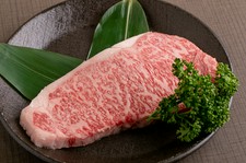 神戸牛の中でも特に優れた神戸牛のサーロインブロック肉から、特別に優れた部位を切り出して提供いたします