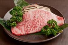 A5等級神戸牛赤身ステーキとA5等級黒毛和牛サーロインステーキの２種類のステーキ食べ比べコース