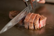 A5等級特選神戸牛サーロインステーキと神戸でも珍しいA5等級神戸牛熟成肉ステーキを堪能できる特別内容です