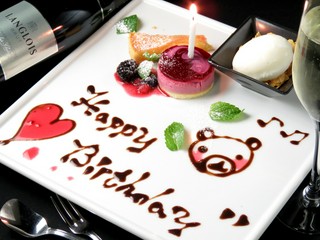 サプライズのデコレーションデザート