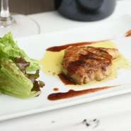 じっくりと火を入れた野菜は、美味しく甘みも高められます。また、A5ランクの神戸牛はもちろん、ドライエイジングされた神戸牛の旨みは、とても希少で絶品。食材ごとに異なる火入れの状況も大切にしています。