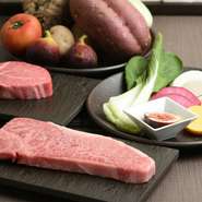 肉質の素晴らしさを存分に感じられるA5ランクと、ドライエイジングをした特別な神戸牛、どちらも格別な味わいです。野菜ソムリエが旬を敏感にキャッチしながら野菜を厳選。野菜本来の味を鉄板焼で引き出します。