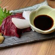 駅1分なので電車も安心。人数に応じた完全個室も各種ご用意しております。コース料理は3350円から飲み放題2時間付きのプランは＋1650円で承ります（税込）。大将手製の真心こもった居酒屋料理を是非