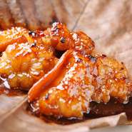 脂が乗った国産和牛の小腸のみ使用。特製ダレに漬け込み、ほうばと一緒にオーブンでじっくり焼き上げます。