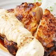 肉厚の鶏もも肉をジューシーに焼き上げます。オリジナルのタルタルソースをたっぷりつけて召し上がれ。