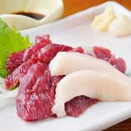 赤身の他に、たてがみもサービスで添えています。直送されたタレにつけて、食感の違いをお楽しみください。