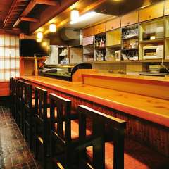 カウンターでは、温かい家庭のような雰囲気の中で食事できます