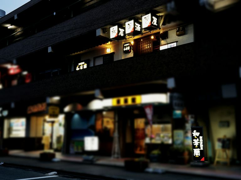 お店は2階にございます。1階には目印のために看板を置いています