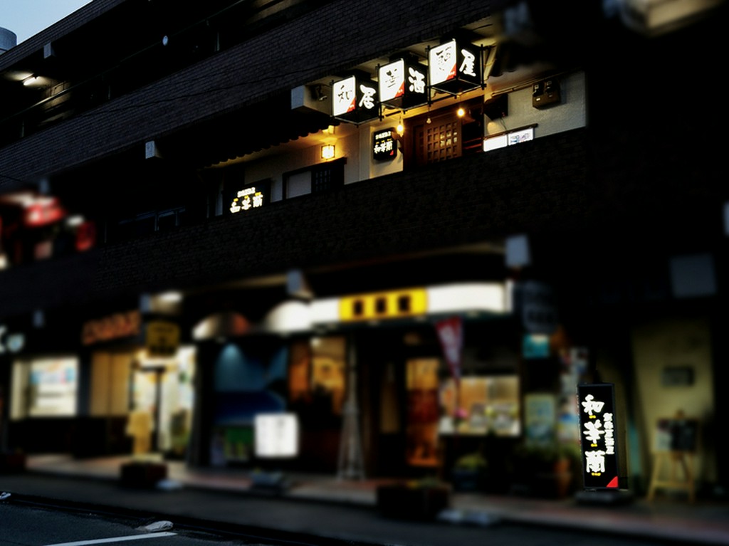 お店は2階にございます。1階には目印のために看板を置いています