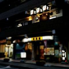 お店は2階にございます。1階には目印のために看板を置いています