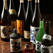 鮮魚や肉料理をさらに美味しく引き立てる日本酒は、地元愛知のお酒を中心に店主が厳選したものばかり。なかでもその粋を集めた「特選日本酒」はぜひ味わいたい逸品揃いです。