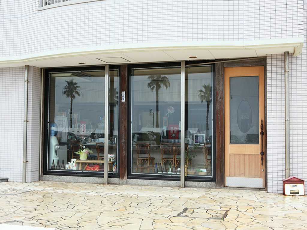 海が見えるお店で山海の幸を堪能する、くつろぎのひととき