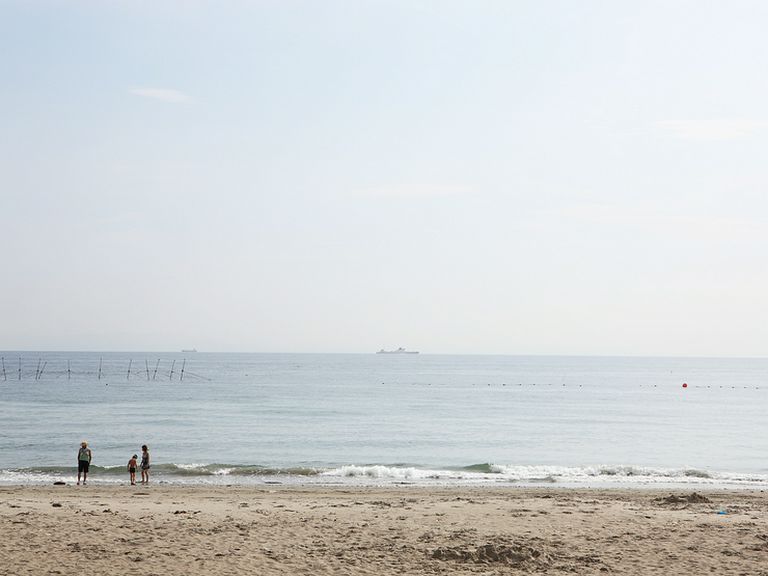 潮の香りに包まれて、食後の散策も楽しい東浜海岸