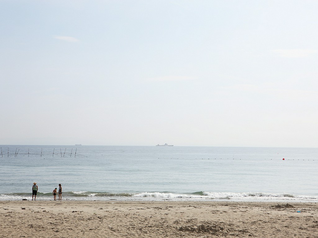 潮の香りに包まれて、食後の散策も楽しい東浜海岸