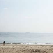 潮の香りに包まれて、食後の散策も楽しい東浜海岸