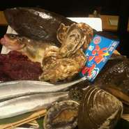 札幌市中央卸売市場などを中心に、毎朝、市場から直接情報が届き、信頼のおける業者から旬の鮮魚を仕入れています。カウンター席に座れば、その日に届いた「今、脂がのっている」魚が確認できます。