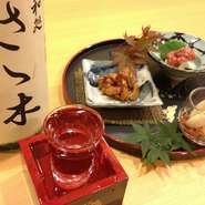 オリジナルも用意した日本酒などを片手に、旬の魚を使った酒のあてを楽しむ、仕事帰りの「チョイ飲み」に店を利用するビジネスパーソンも多いです。毎日通える、リーズナブルな価格設定も好評です。