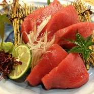 平日の仕事帰りに店に立ち寄るビジネスパーソンが、土曜日に家族を連れてディナーを楽しむ事もしばしば。鮮魚のほか、「肉」や「野菜」を使った一品料理は、小さなお子様からも好評です。