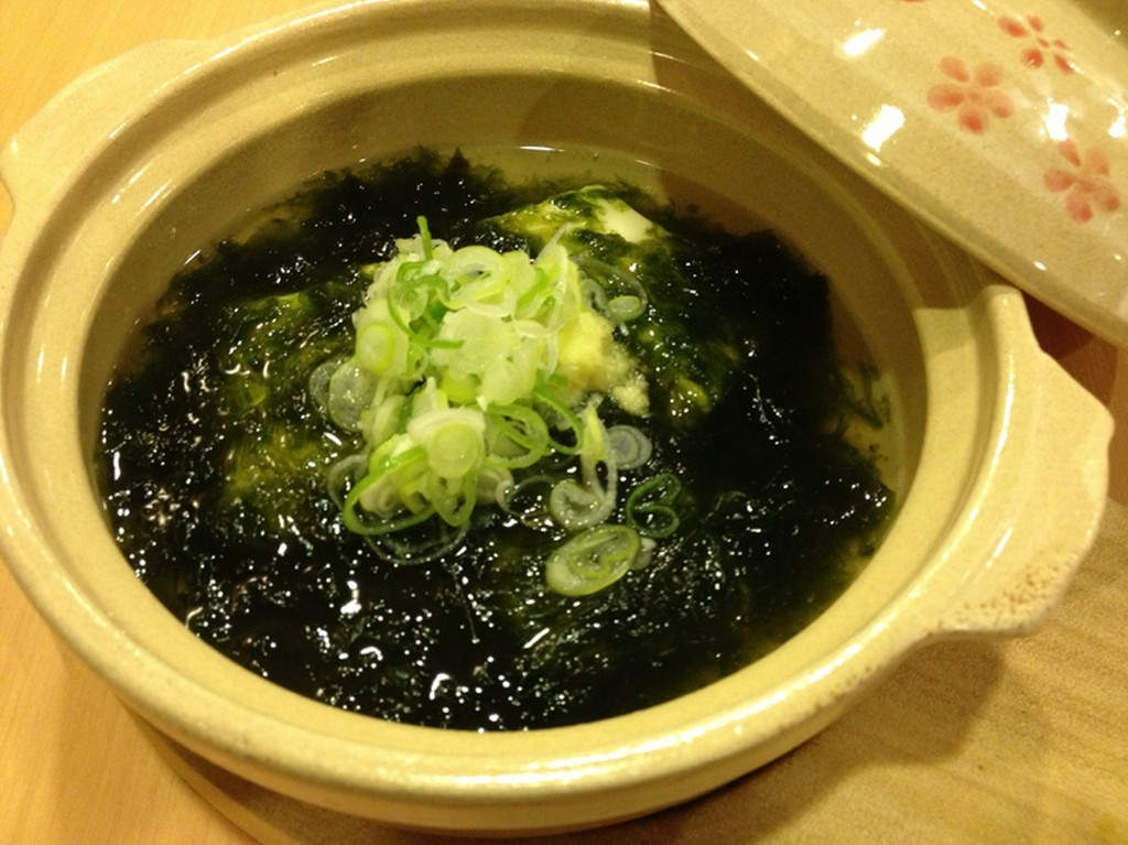 ふたを開けると磯の香が広がる『あったか湯豆腐　青さのりあん』