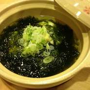 四万十川で採れた青さのりを使用した湯豆腐。口に含むと磯の香りと豆腐の優しい甘さが広がります。