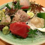 札幌市中央卸売市場などを中心に、当日に仕入れた「その日、1番」の鮮魚を店主が厳選します。