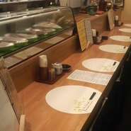 店内は8人のカウンター席と4人掛けのテーブルが4脚。こじんまりとしている分、アットホームな雰囲気です。