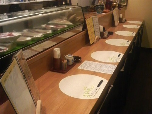 その日に仕入れた鮮魚が並び、店主と会話が楽しめるカウンター席