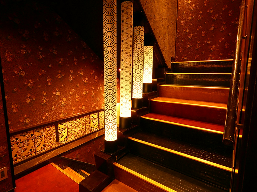 階段から、日本情緒あふれる雰囲気がお出迎え