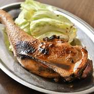 当店の看板メニュー！自家製の特製ダレに漬け込んだ骨付き鶏。ひなどりは柔らかく食べやすいのが特徴。