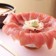 贅沢なほどにはみだしたマグロと、味噌汁のセットが愉しめます。