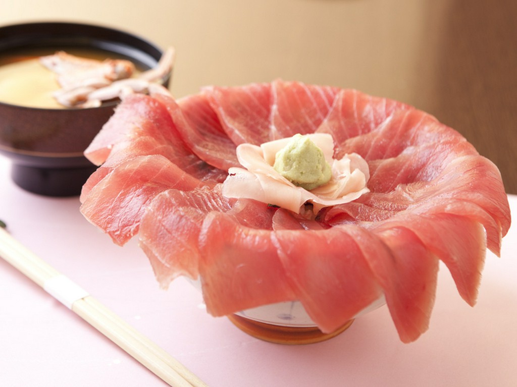 器から溢れんばかりの鮪が盛られた『はみ出し丼』
