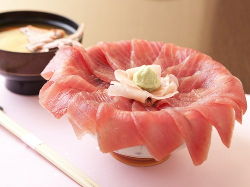 器から溢れんばかりの鮪が盛られた『はみ出し丼』