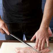 会席料理をはじめ、さまざまな和食料理に携わってきた料理長。
沼津漁港から直送した新鮮な魚介類や、地元産の野菜を中心に使用し、数々の絶品料理を多数作り出しています。
手作りにこだわった料理は、繊細かつ豪快な盛りつけで味はもちろんのこと、見た目にも充分楽しめるものとなっています。
手作りにこだわり、次々と新たな料理へと挑戦しているので、お店を訪れるたびに、新しい味と出会うことができます。