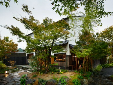 歴史の町大洲市で、地産食材を炉端焼きスタイルで味わえる