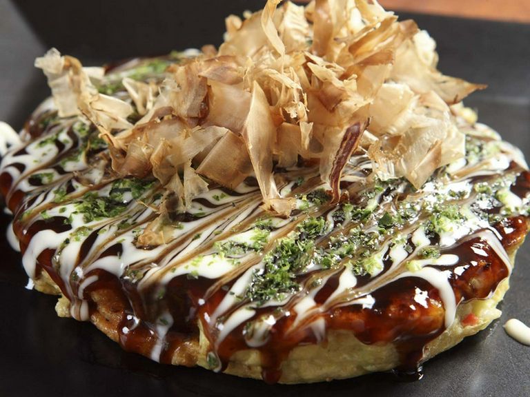 お好み焼きは東京恵比寿で人気のメニュー。自信作です。