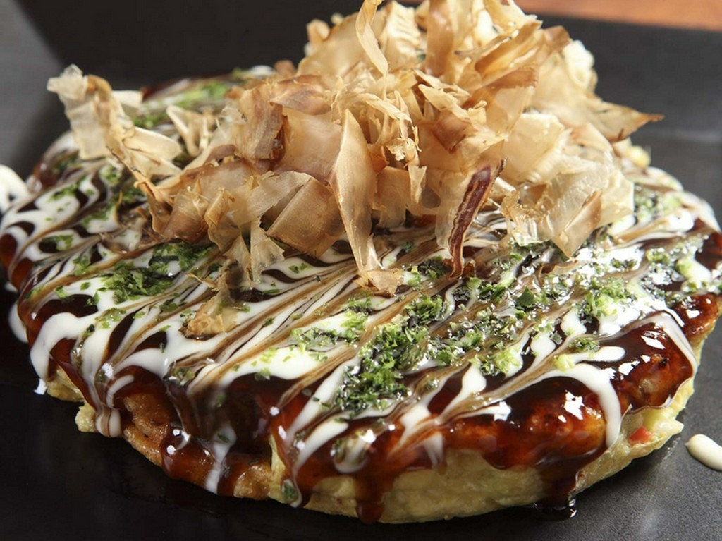 お好み焼きは東京恵比寿で人気のメニュー。自信作です。