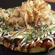 店主は、東京恵比寿で鉄板焼き・お好み焼きの店も経営しています。その店で人気のメニュー『お好み焼き』や『バーニャカウダ』は、愛媛の食材を使い【大洲炉端　油屋】にも並びます。