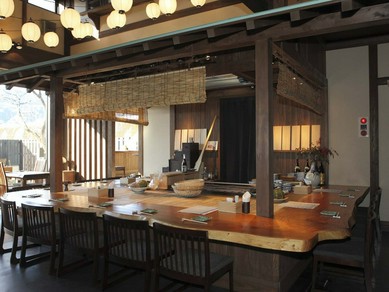 「炉端焼き」。昭和時代に流行った飲食店の形態です