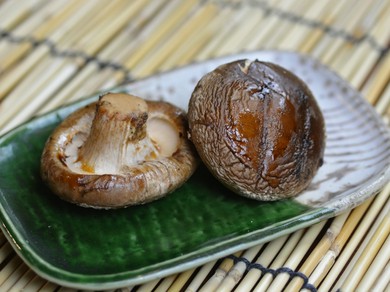 お客さんの目の前で、炉端で焼き上げる『串焼き盛り合わせ』