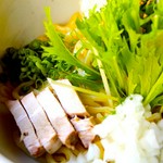茹であげ麺に塩ダレすだち酢をまぜてまぜて召しあがっていただく、スープのないラーメンです。（大盛り850円）
